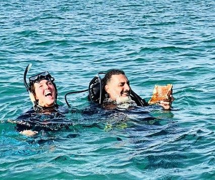 Bettany Hughes fil-Bajja ta’ Baia – issa għandha bżonn biss dik il-kwalifika ta’ scuba