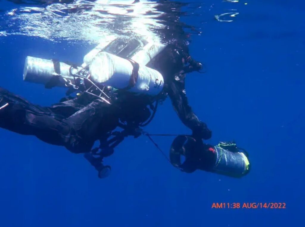 Duiker Evan Kovacs van Marine Imaging Technologies bereidt zich voor om af te dalen naar een B 24-puinveld om fotodocumentatie uit te voeren.