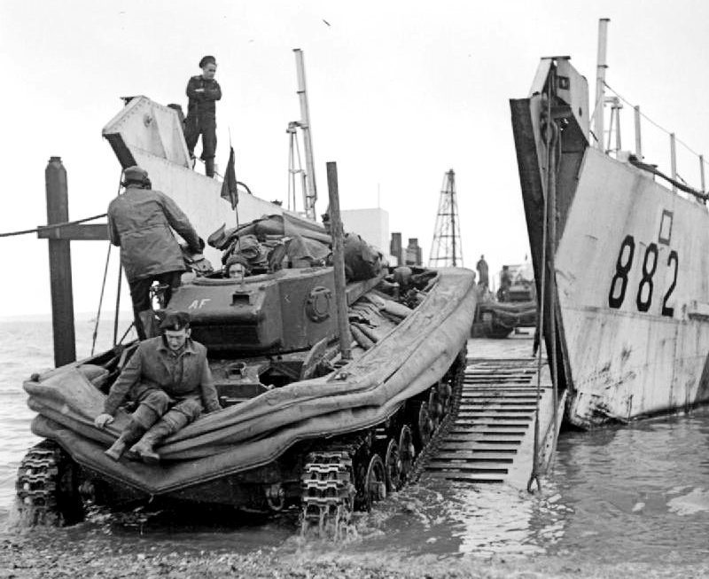 Een DD Valentine-tank die in januari 1944 op een landingsvaartuig wordt geladen (Imperial war Museum)