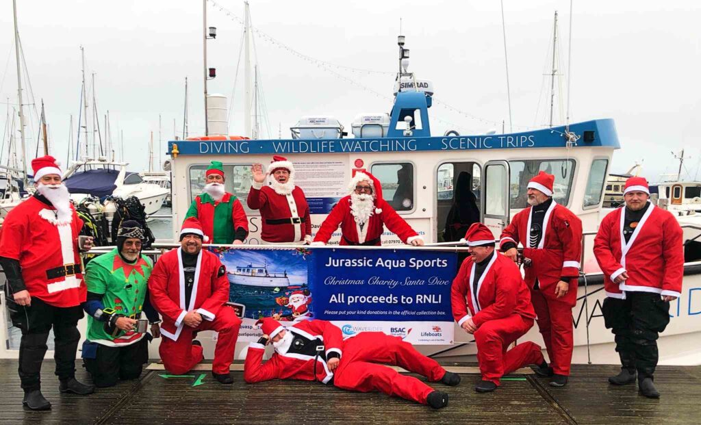 Weihnachtsmänner versammeln sich in Weymouth