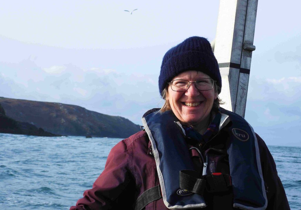 Kate Williams registrando a vida marinha no mar (Sue Sayer / Seal Research Trust)