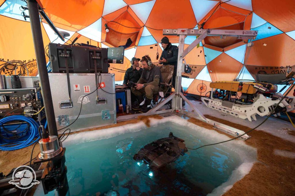 Deep Trekker ROV in the diving hole at the HMS Erebus site (Aimie Neron, Parks Canada)