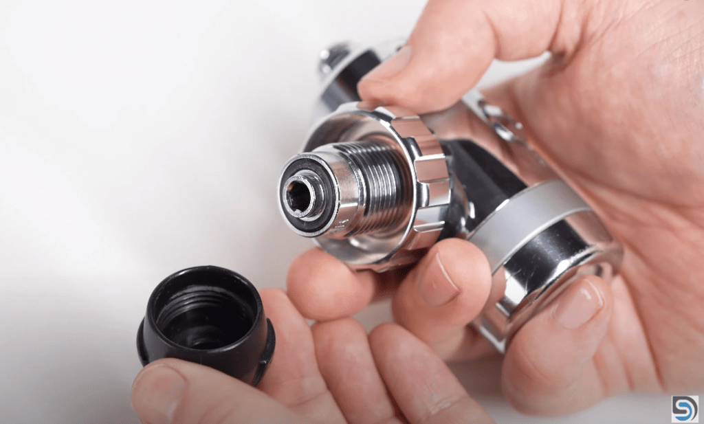 Remove the dust cap of regulator