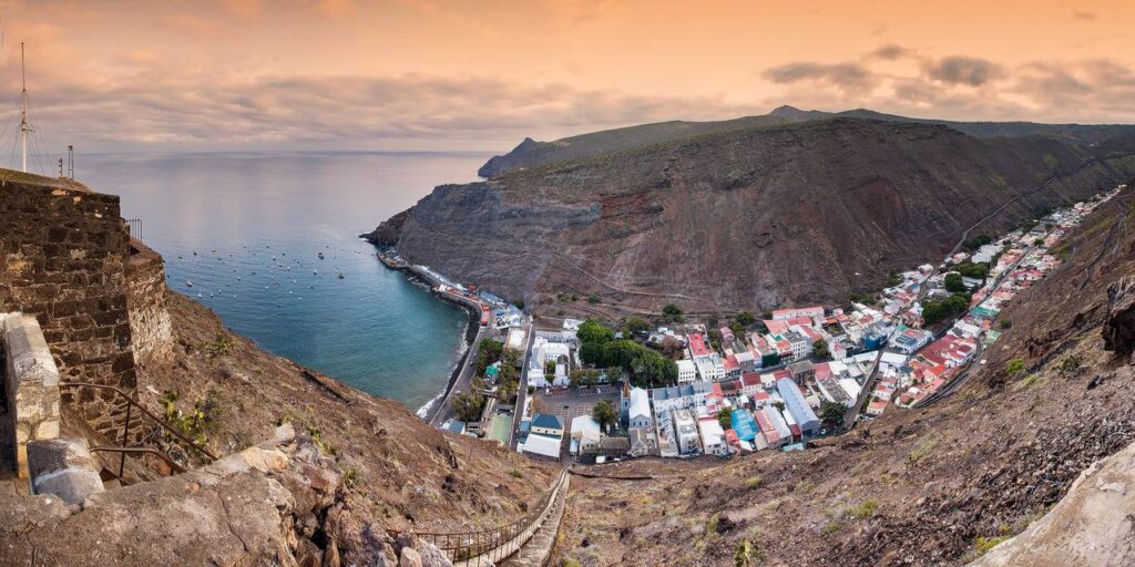 Pemandangan di atas Jamestown, St Helena (Des Jacobs Photography)