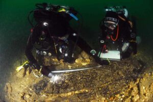 NAS divers measuring timbers on the Klein Hollandia (Martin Davies)