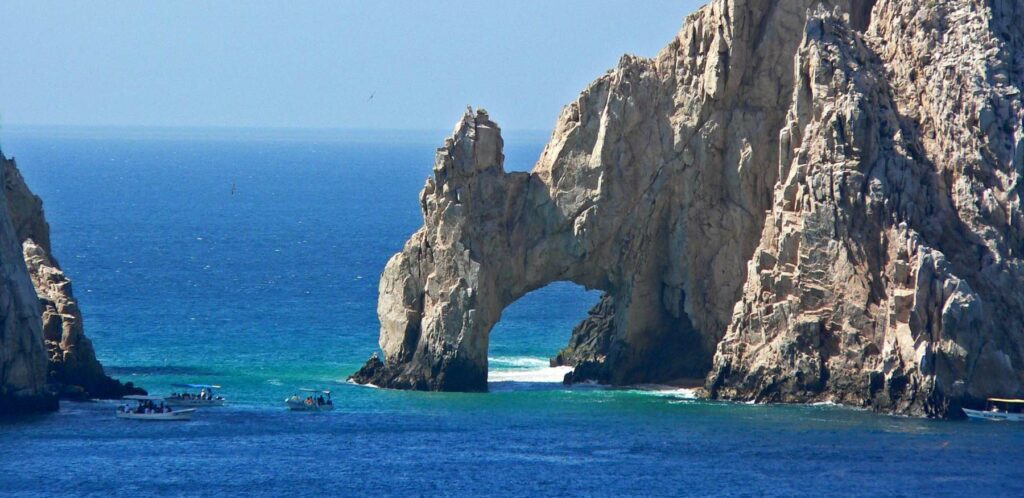 Boats at Los Cabos Arch (Stan Shebs)