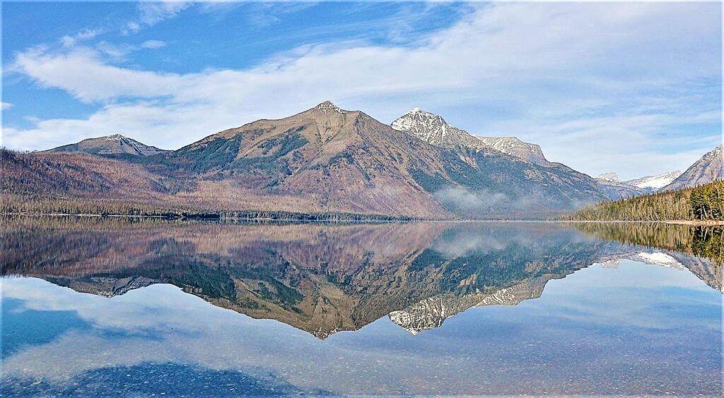 Öltöny szorítja a halált Lake McDonald a Glacier Nemzeti Parkban (TL Jones 007)