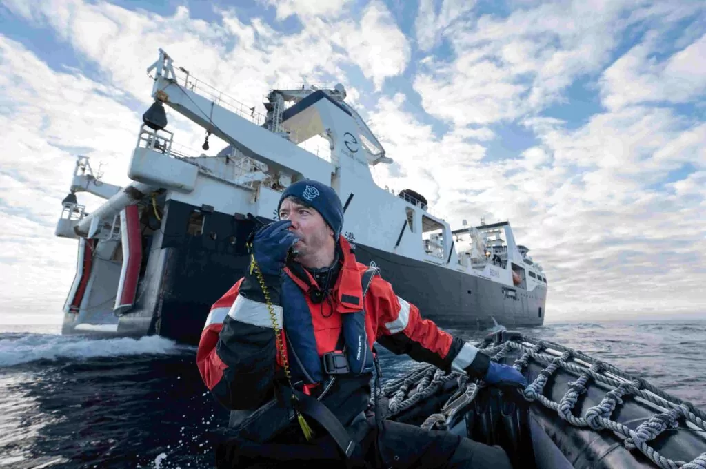 Капитан Питер Хаммарстедт документирует крилевый супертраулер Shen Lan (Sea Shepherd Global)