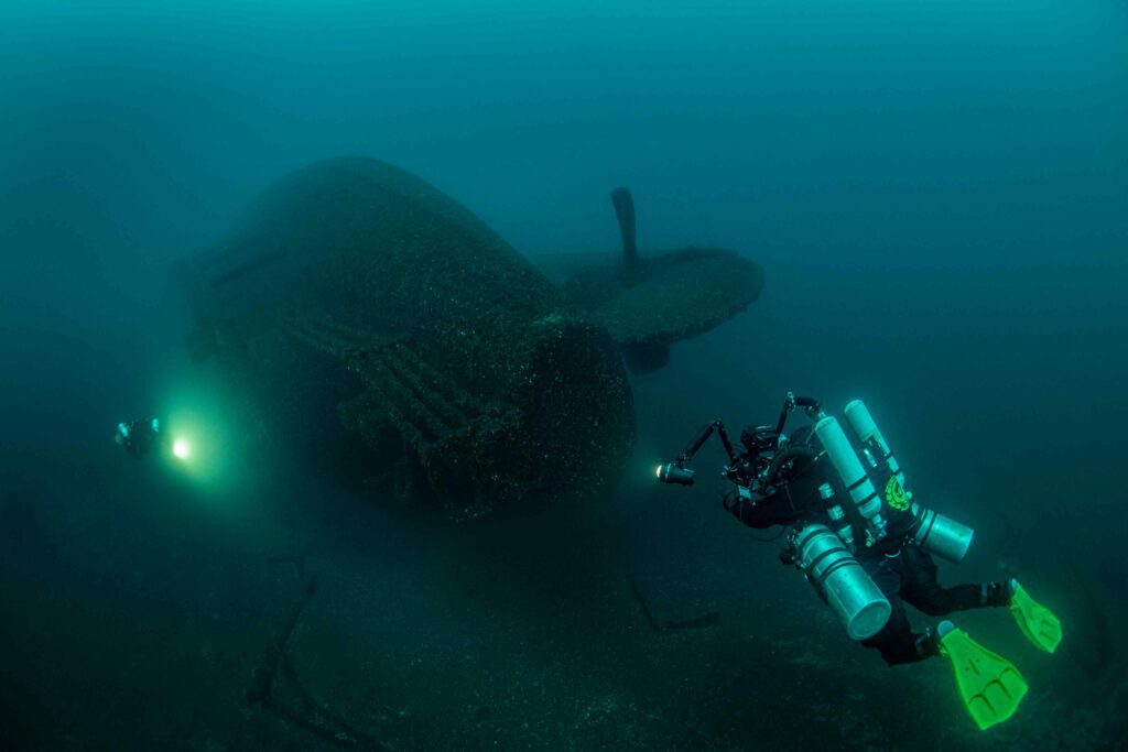 Wreck diving (Jeff Lindsay)