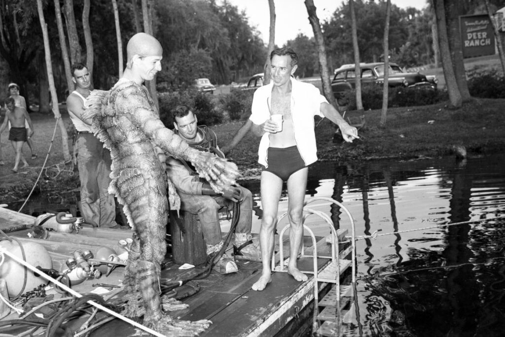 Ricou Browning avec le réalisateur Jack Arnold sur le tournage (Bruce Mozert)