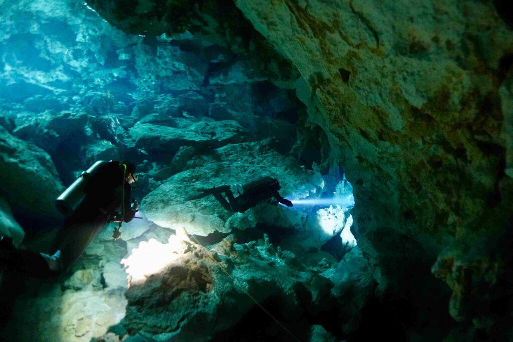 Tumadóireacht isteach i cenote i Meicsiceo (Kathy Hughes)