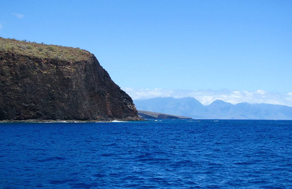 ボートがカップルを海に残した – ラナイ島、背景にマウイ島 (マット・マギー)