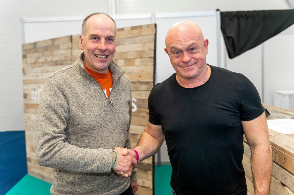 O mergulhador de cavernas Rick Stanton conhece Ross Kemp