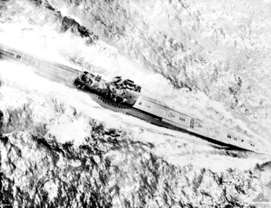 U-534 wird von einem RAF Liberator der 86. Staffel angegriffen