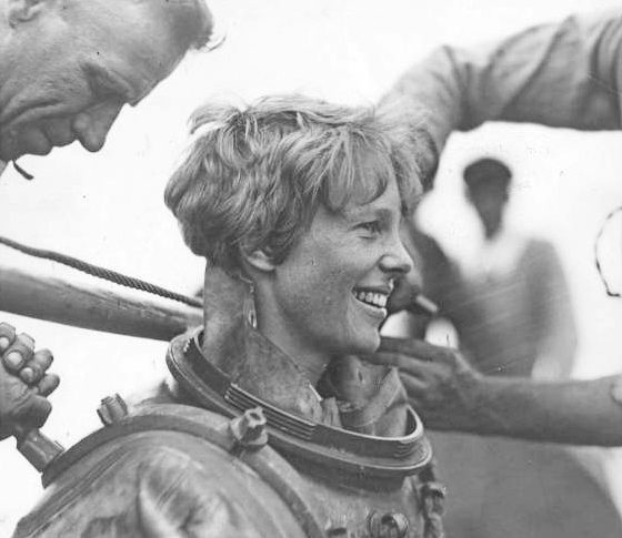 La aviadora Amelia Earhart se equipa para bucear