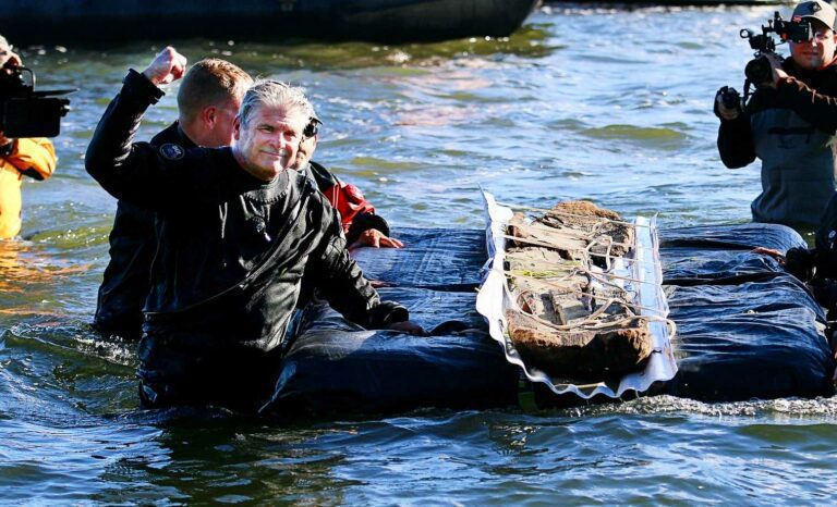 Dr Jim Skibo, raising the 3,000-year-old canoe from Lake Mendota in 2022 (WHS)