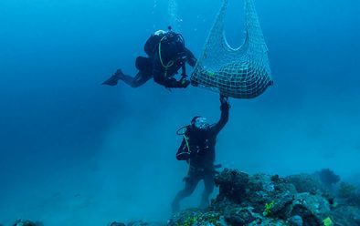 Vedran e Igor começam a levantar a primeira das ânforas encontradas na Ilha Pag, sob a supervisão de uma equipe de arqueólogos subaquáticos croatas.