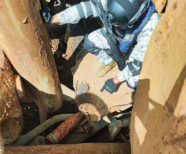 Officer with a shell found on the detained dredger (Maritime Malaysia)