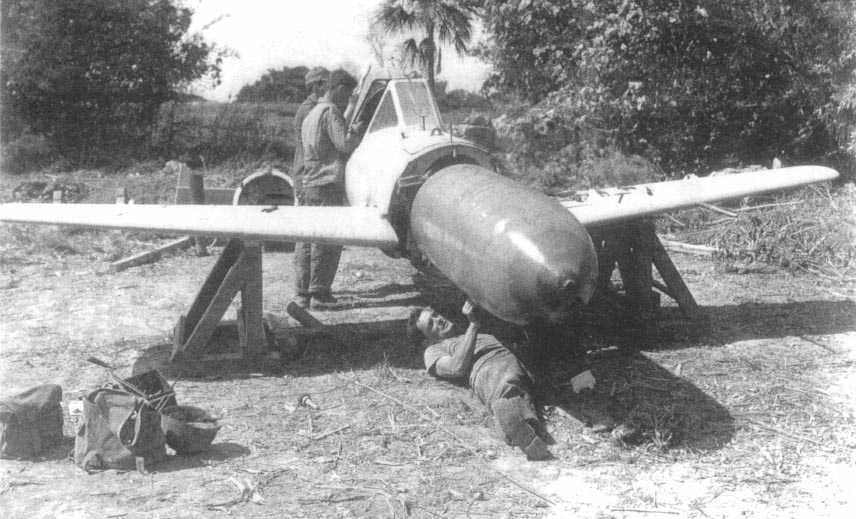 Americký personál odzbrojuje hlavicu kamikadze raketovej bomby Ohka na letisku Yontan v Okinawe, apríl 1945