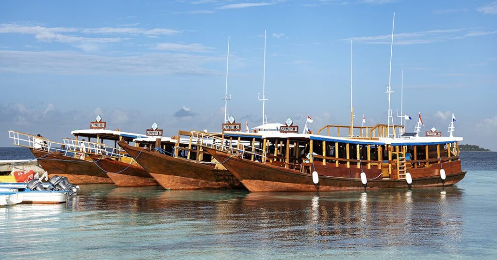 Wakatobi Resort opera una flota de ocho barcos exclusivos para buceo y snorkel. En esta imagen, puedes ver a cuatro de ellos subiendo en balsa al embarcadero del resort preparándose para partir por la mañana.