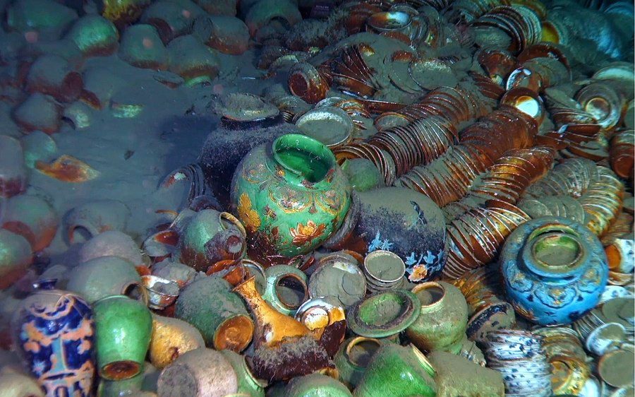 Anchor & chest found at Chinese shipwreck site