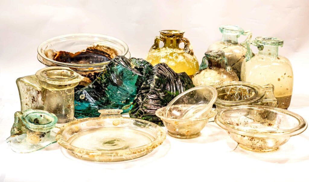 Glass artefacts from Capo Corso 2 (Manuel Añò / DRASSM)