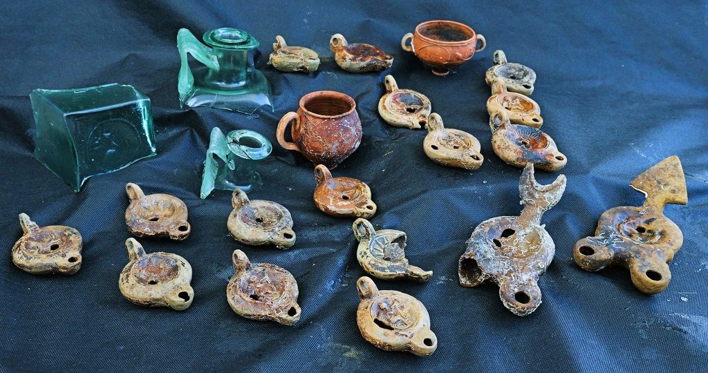 Oil lamps and bottle fragments collected by Arthur on day 1 (Manuel ANO /  ProdAqua / DRASSM)
