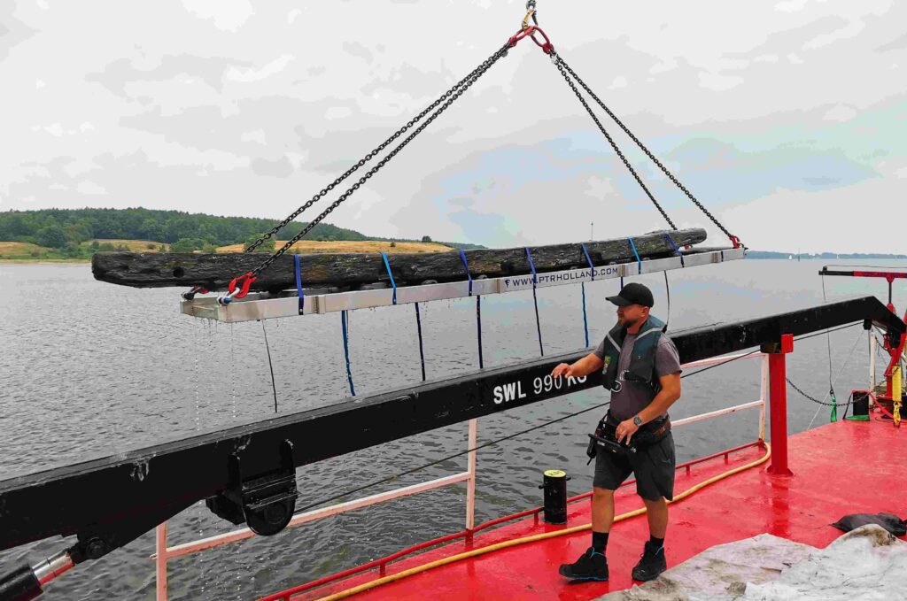 Salvaging the 5.1m transom from the Baltic shipwreck (Dr Felix Rösch)