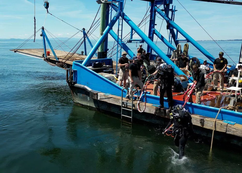 Two divers enter the water in Puget Sound (Spc Chandler Coats) 