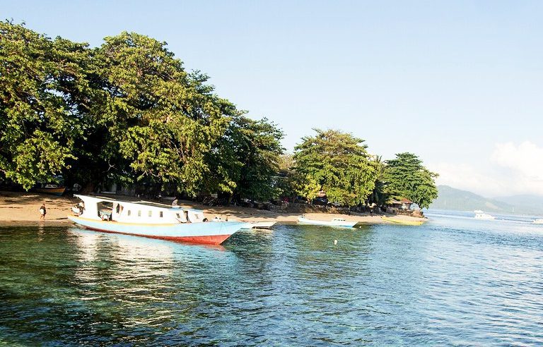 Siladen Resort dive-boat