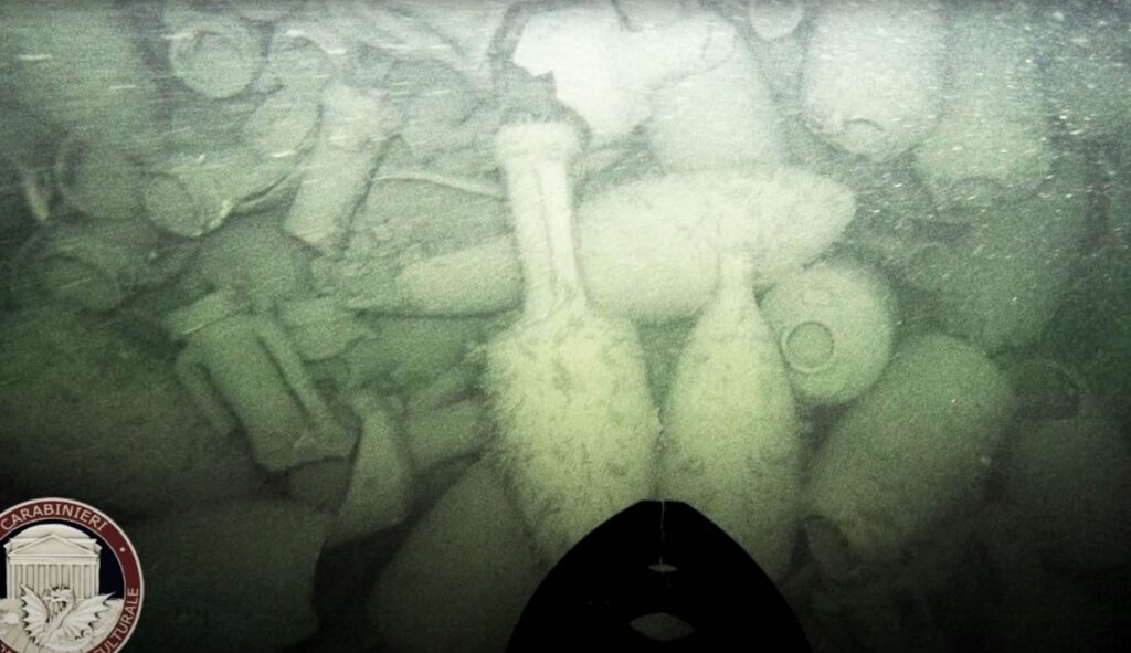 Amphoras mula sa Civitavecchia wreck (Carabinieri Art Squad)