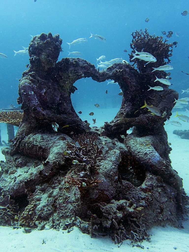 Underwater friendship - the heart-shaped sculpture (Federica Carr)
