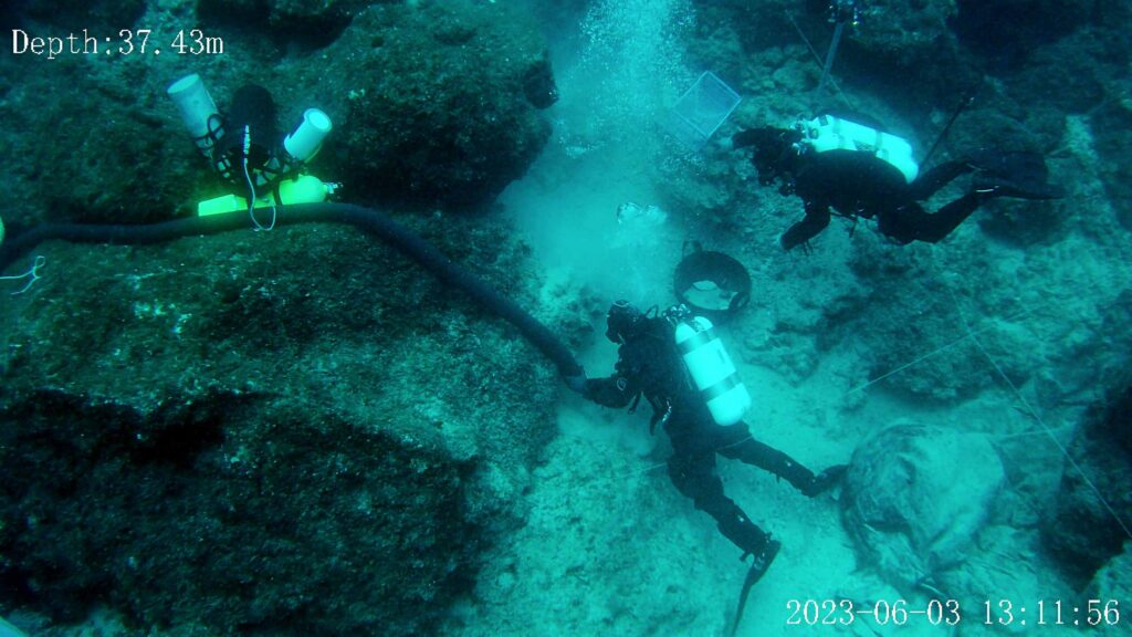 Dykare som arbetar på 37 m på Antikythera-vraket (Swiss School of Archaeology i Grekland)