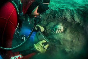 A diver finds a votive hand – offered to the gods in the hope of receiving a cure to an afflicted part of the body (Christoph Gerick / Franck Goddio / Hilti Foundation)