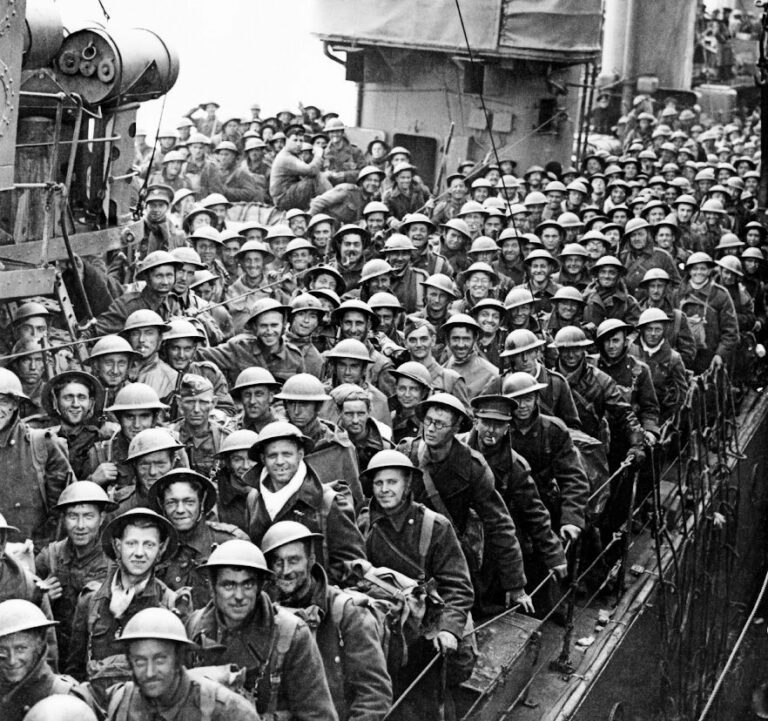 Evakuovaní britští vojáci přistávající z torpédoborce v Doveru (IWM)