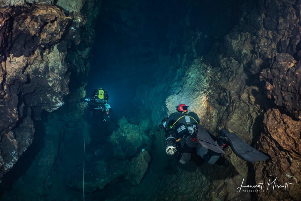 The French divers descend into Font Estramar (Laurent Miroult)