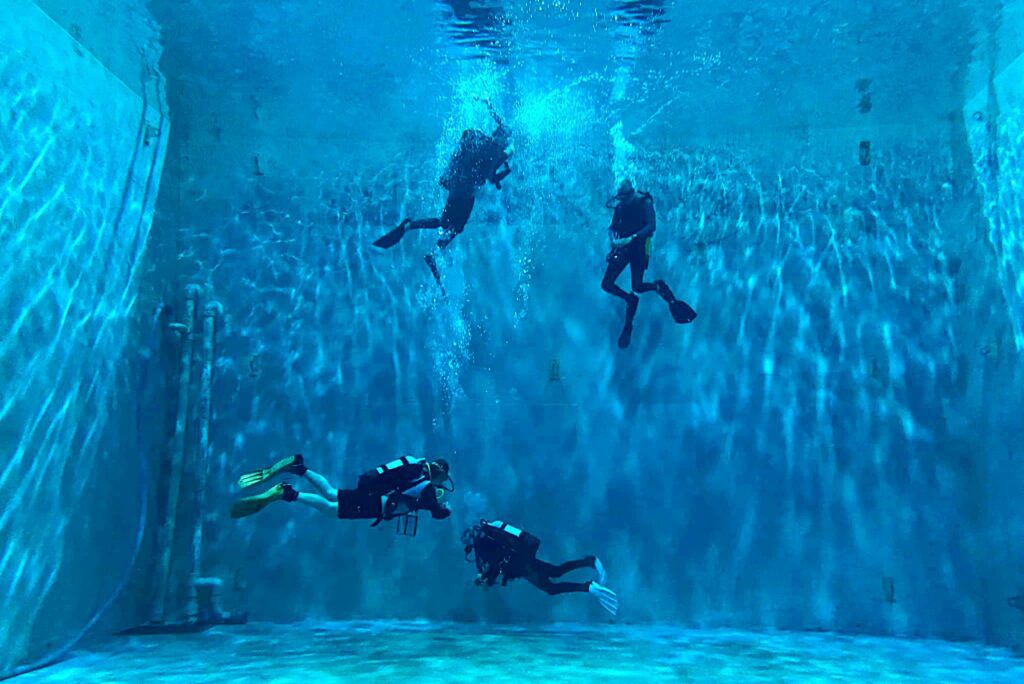 Divers in the 6m-deep tank (Underwater Studio)