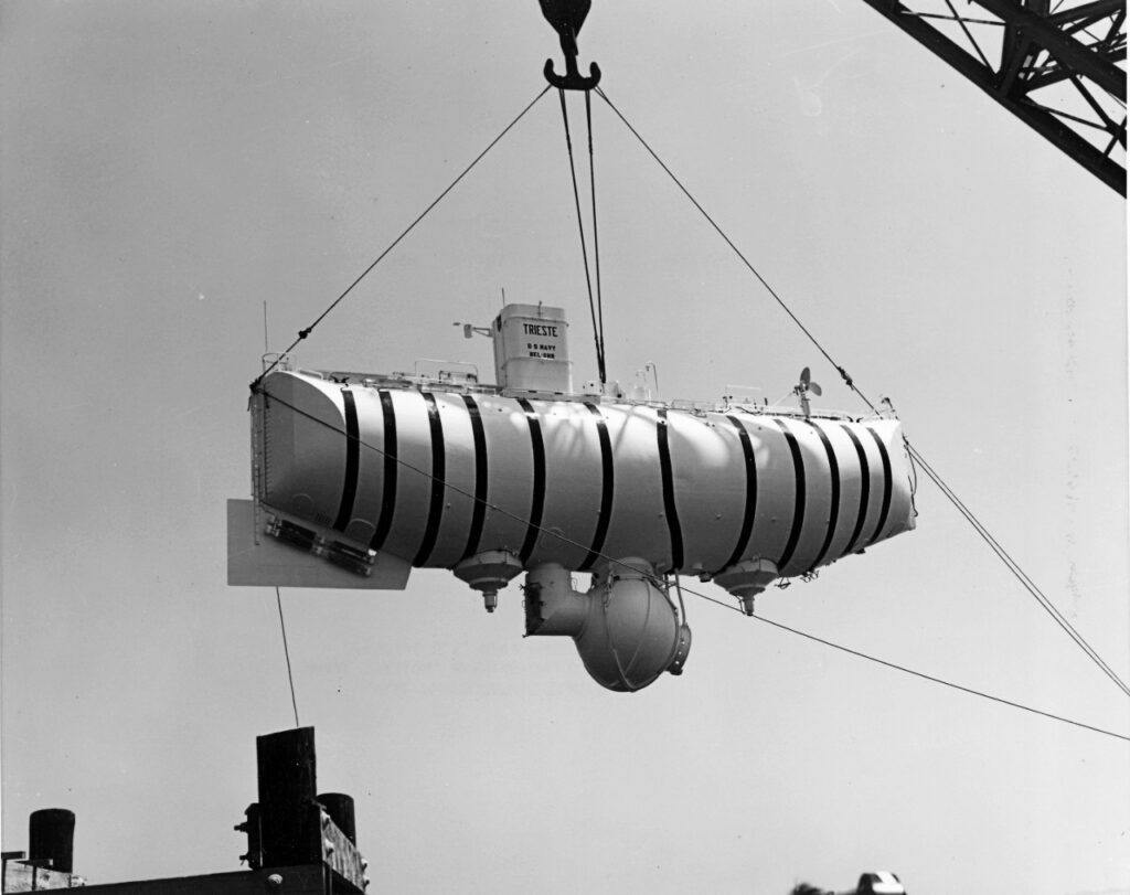 Батискаф Триест входит в воду в 1959 году (Национальный архив)