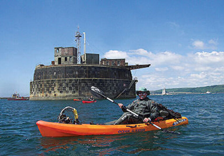 I kayak si riuniscono al Breakwater Fort.