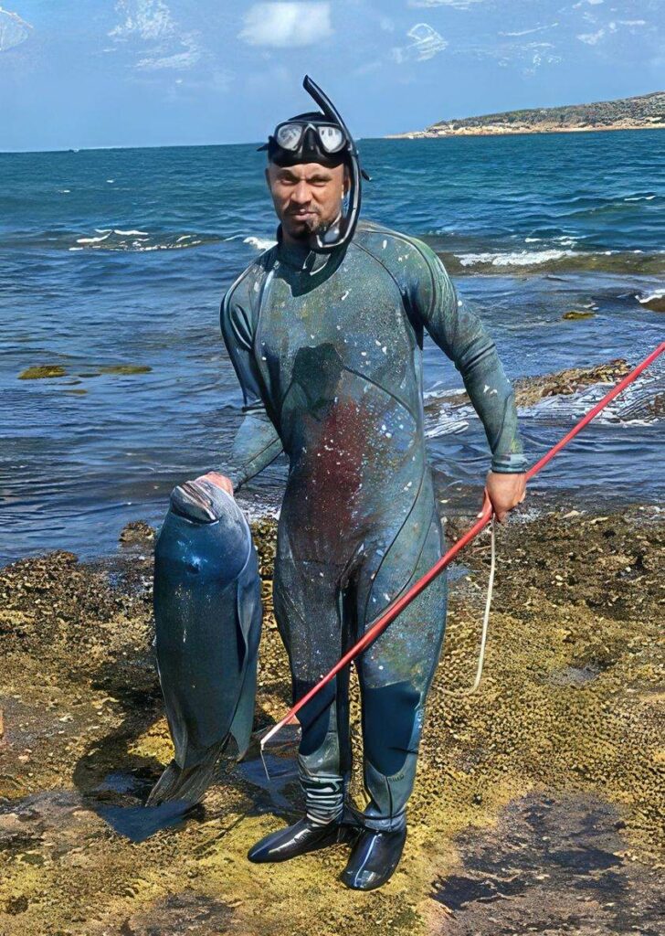 The New Zealand speardiver with his unpopular catch 
(Abysss Scuba Diving)