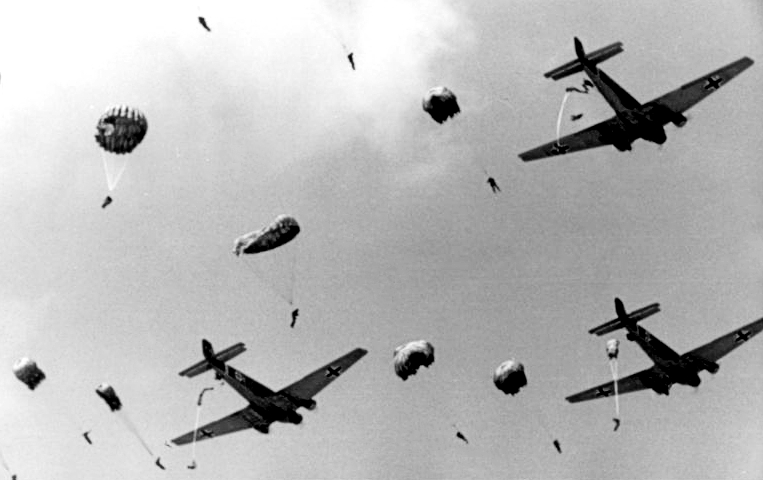 Junkers Ju52s dropping parachutists diuring WW2 (Bundesarchiv_Bild)