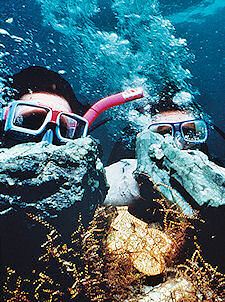 Potápači so zlatým krížom posiatym smaragdmi