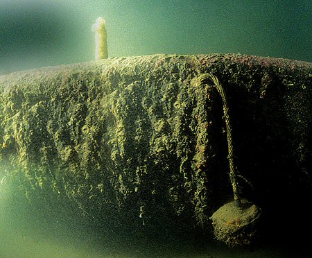 Недетониран седлов заряд на X-Craft лежи на морското дъно под мястото, където някога е седял Тирпиц