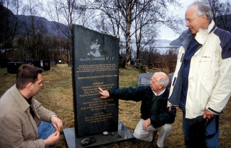 Stuart Usher dan John Harris dari tim tahun 1974 menunjukkan kepada Carl Spencer kuburan para pria X-Craft