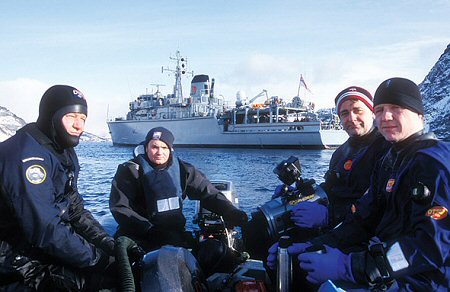 Potápačský tím opúšťa HMS Quorn a mieri na ďalšie potenciálne miesto na potápanie