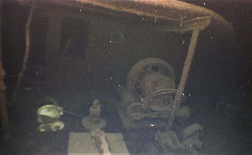 Cuvette des toilettes, gouvernail et treuil d'amarrage à vapeur sur l'épave de l'Arlington dans le lac Supérieur (GLSHS)