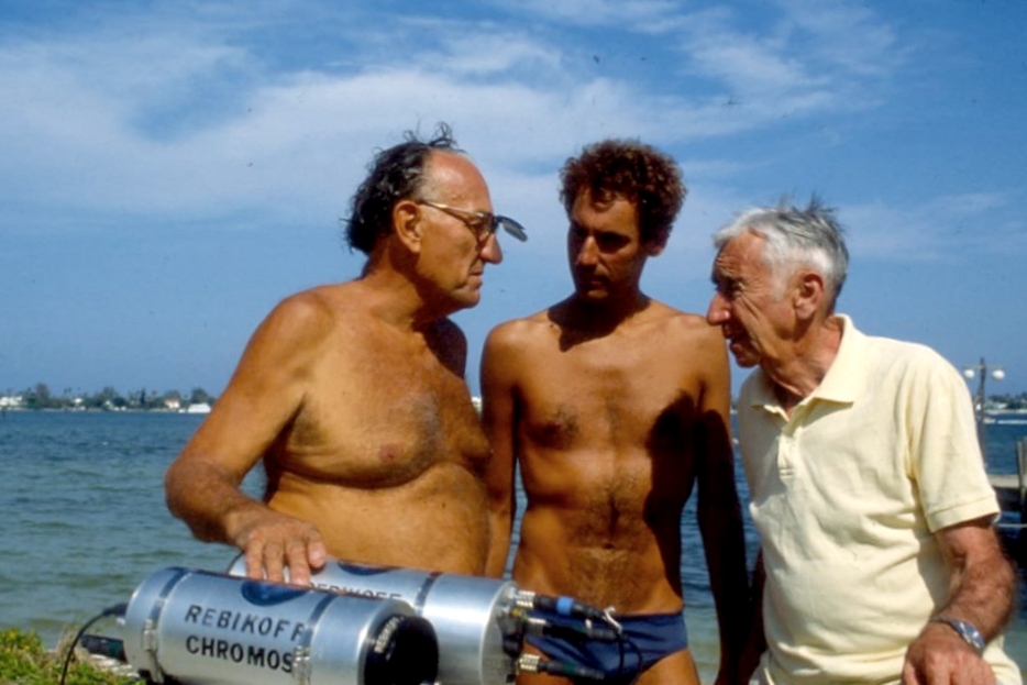 Pioneer inventor Dimitri Rebikoff (holding camera), Fine and Tailliez prior to filming (© John Christopher Fine)