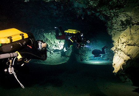 Podeaua peșterii este acoperită de un strat gros de lut și nămol
