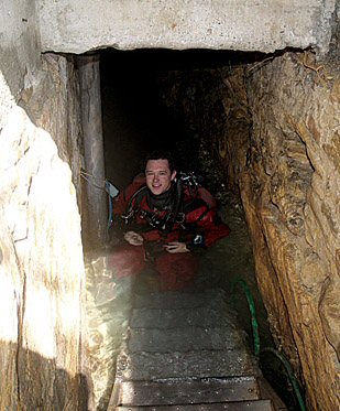 Входът на пещерата е доста тесен