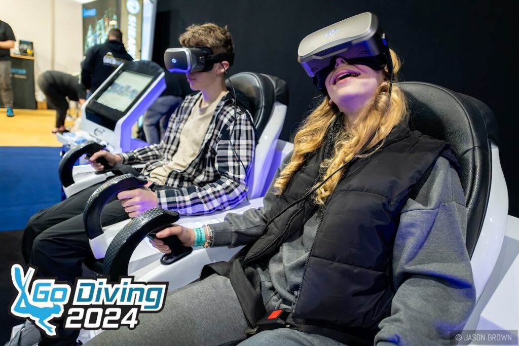 Dvojni simulator potapljanja VR za prijateljsko izkušnjo